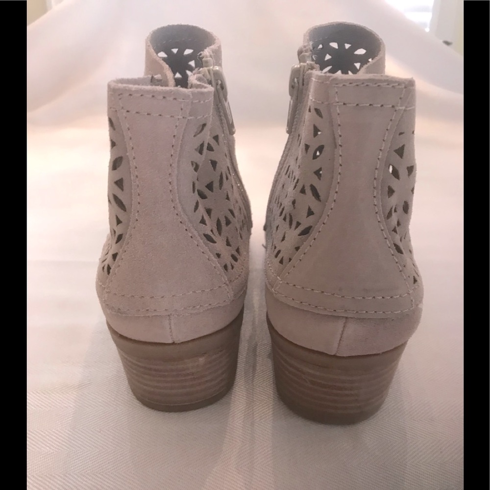 NWT BareTraps Taupe Garin Suede Ankle Booties with Laser Cutout Design - Picture 3 of 8